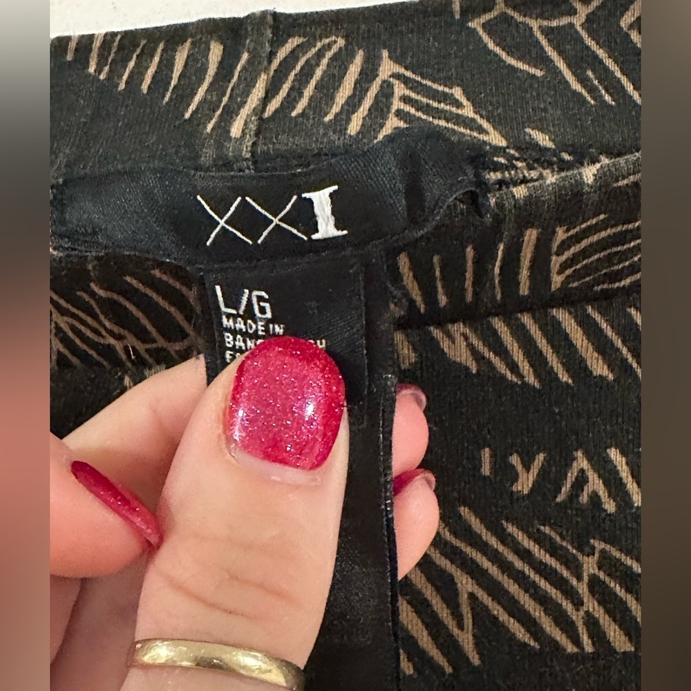 Black and Tan Patterned Leggings - Picture 6 of 6